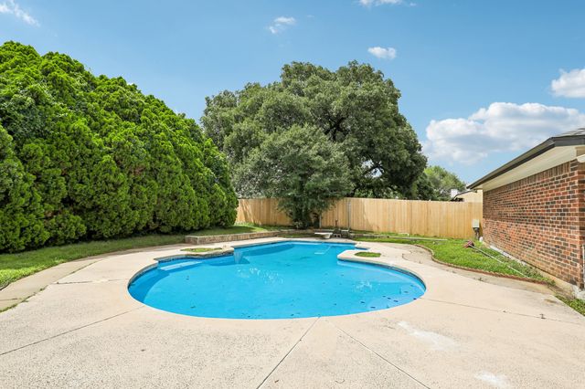 2421 Meadow View, Bedford, TX 76021