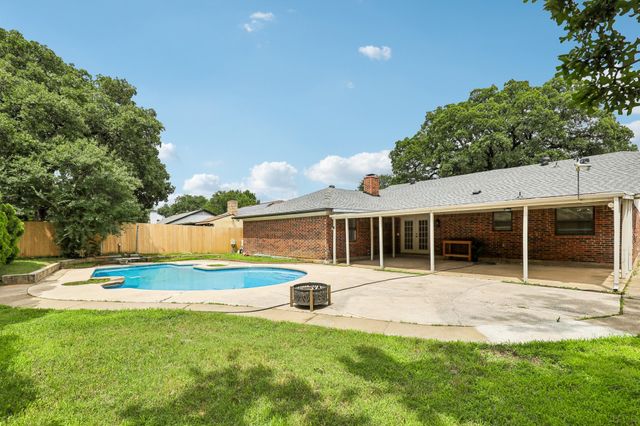 2421 Meadow View, Bedford, TX 76021