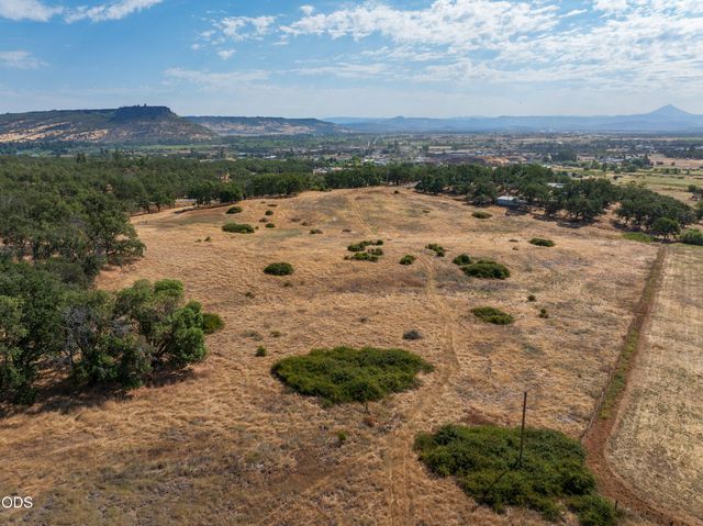 8785 Blackwell Road, Central Point, OR 97502