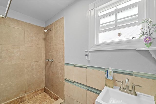 1665 Arlington, Los Angeles, CA 90019