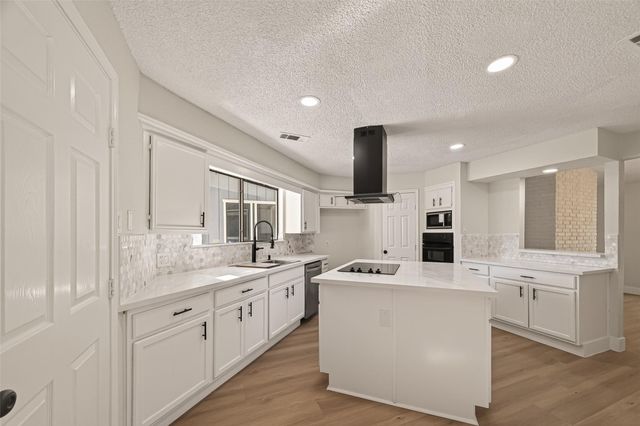 7427 Willow Oak Drive, Baytown, TX 77521