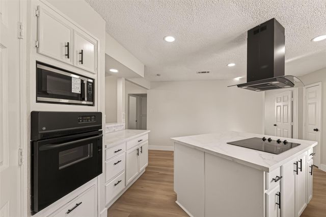 7427 Willow Oak Drive, Baytown, TX 77521