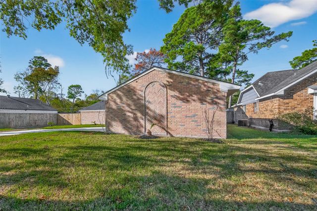 7427 Willow Oak Drive, Baytown, TX 77521