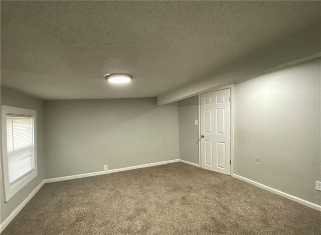 913 S Hocker Avenue, Independence, MO 64050