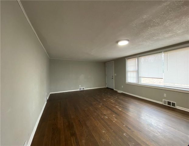 913 S Hocker Avenue, Independence, MO 64050