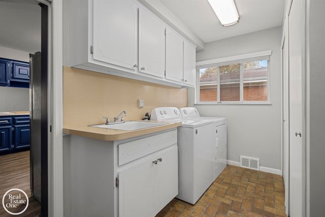 21516 Raven Avenue, Eastpointe, MI 48021