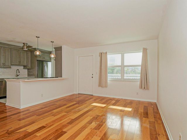 37 Yacht Club Drive 310, North Palm Beach, FL 33408