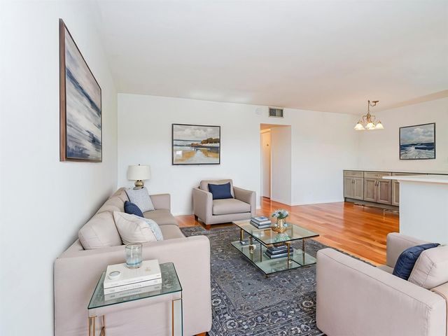 37 Yacht Club Drive 310, North Palm Beach, FL 33408