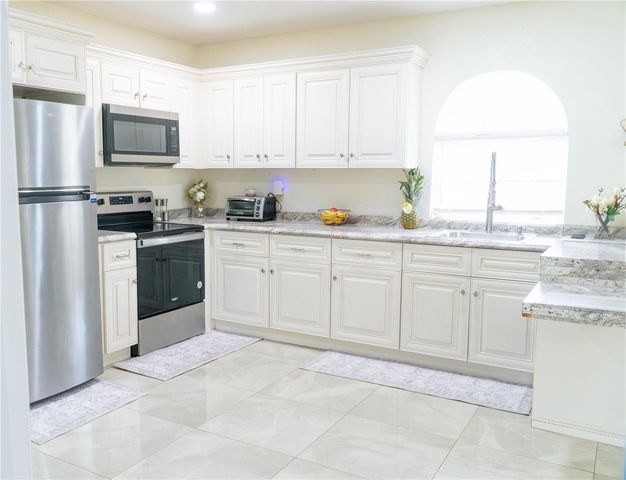 37180 COUNTY ROAD 452, Grand Island, FL 32735