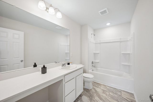 408 Hidden River W, Holly Township, MI 48442