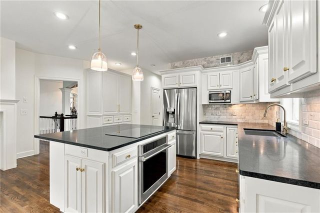 12521 Grand Avenue, Kansas City, MO 64145