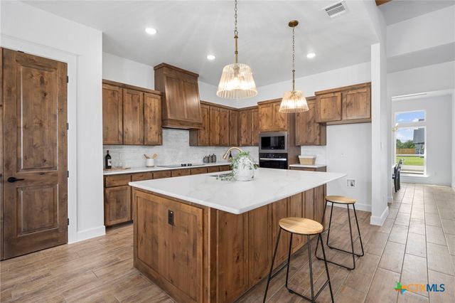 11144 Golden Eagle Avenue, Salado, TX 76571