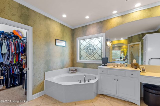 8809 Duck Crossing Ln, Louisville, KY 40291