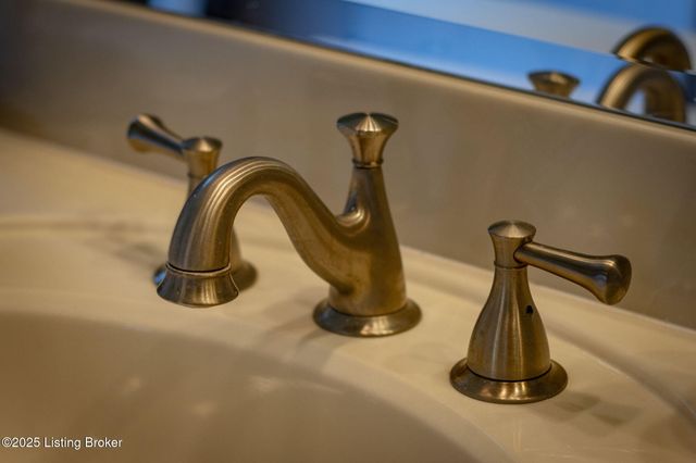 8809 Duck Crossing Ln, Louisville, KY 40291