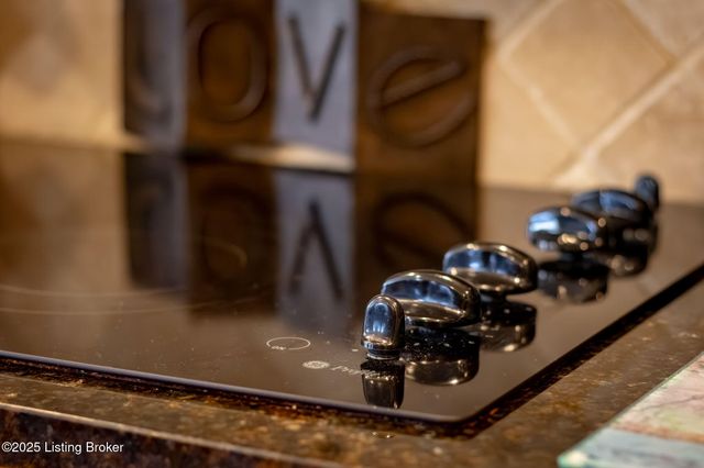 8809 Duck Crossing Ln, Louisville, KY 40291