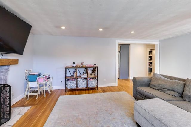 76 Dale St, Boston, MA 02131