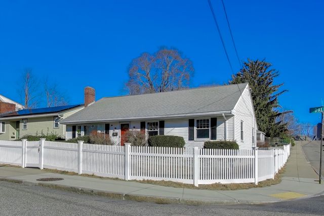 76 Dale St, Boston, MA 02131