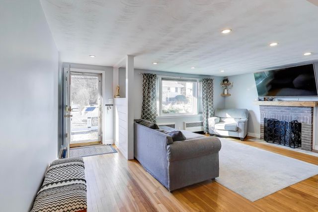 76 Dale St, Boston, MA 02131