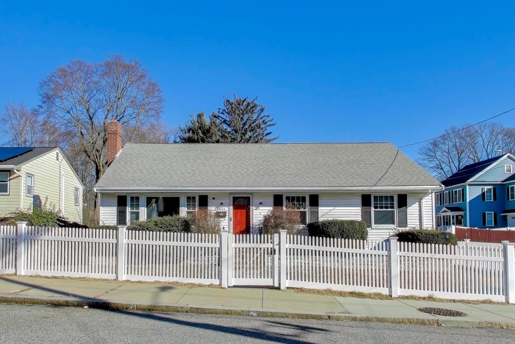 76 Dale St, Boston, MA 02131