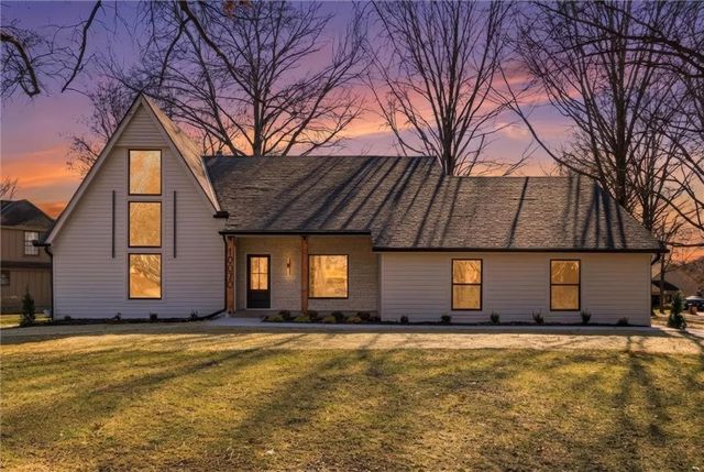 10070 Hemlock Drive, Overland Park, KS 66212