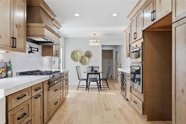 10070 Hemlock Drive, Overland Park, KS 66212