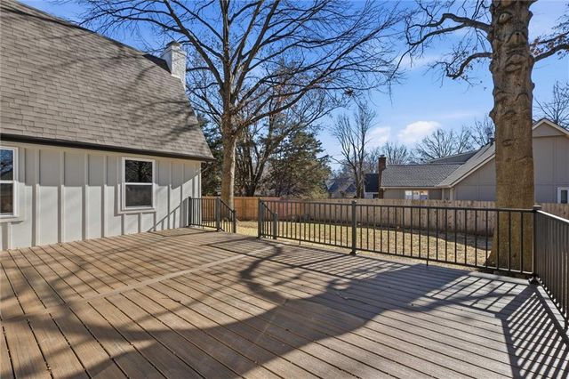 10070 Hemlock Drive, Overland Park, KS 66212