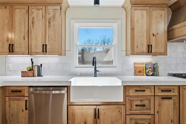 10070 Hemlock Drive, Overland Park, KS 66212