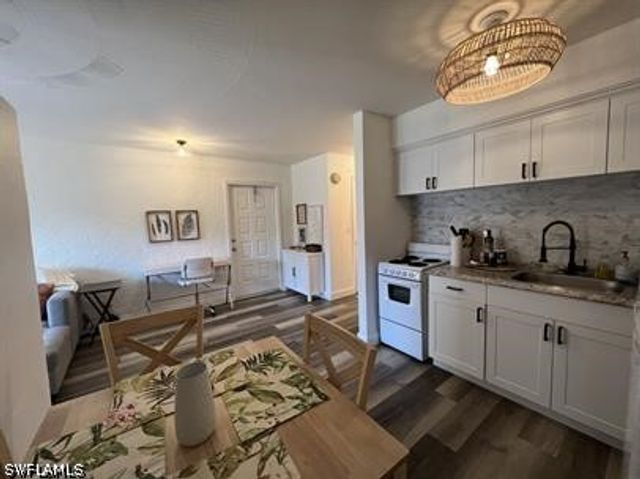 828 Wiggins Pass RD 9, Naples, FL 34110