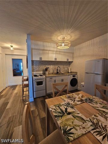 828 Wiggins Pass RD 9, Naples, FL 34110