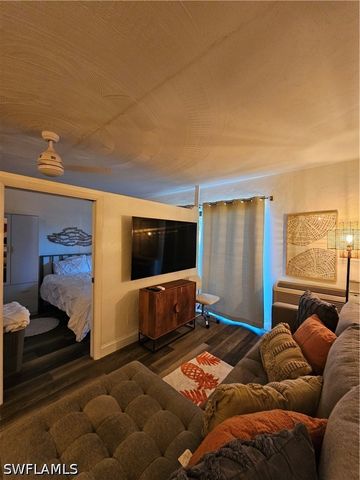 828 Wiggins Pass RD 9, Naples, FL 34110