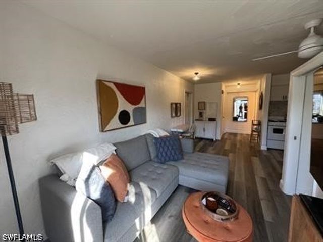 828 Wiggins Pass RD 9, Naples, FL 34110