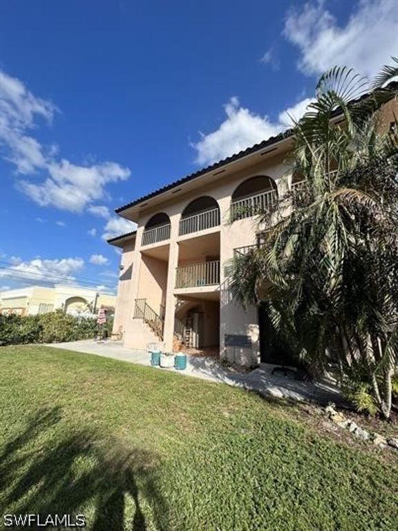 828 Wiggins Pass RD 9, Naples, FL 34110