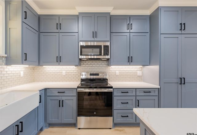 1003 Karen Dr, Lindale, TX 75771