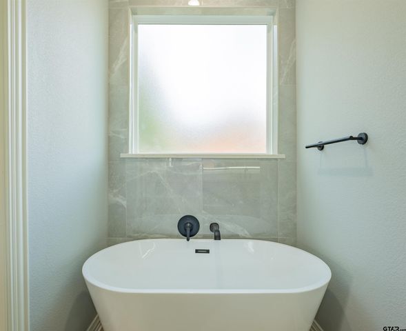 1003 Karen Dr, Lindale, TX 75771