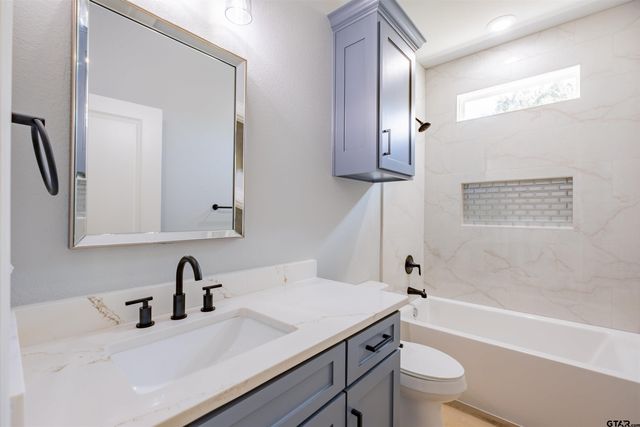 1003 Karen Dr, Lindale, TX 75771