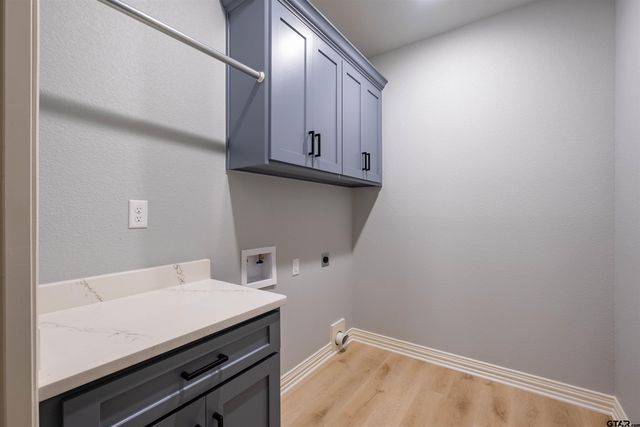 1003 Karen Dr, Lindale, TX 75771