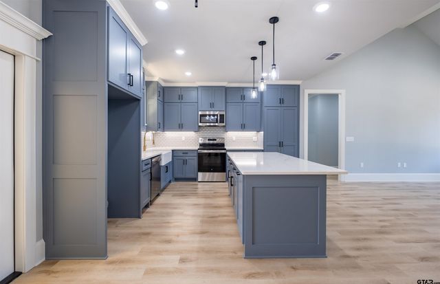 1003 Karen Dr, Lindale, TX 75771