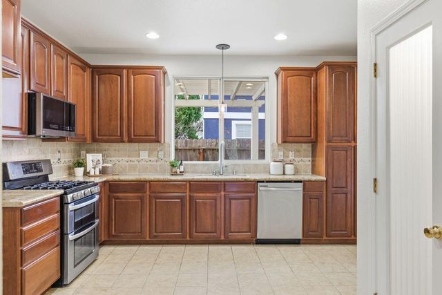 2842 Stonegate Dr, West Sacramento, CA 95691