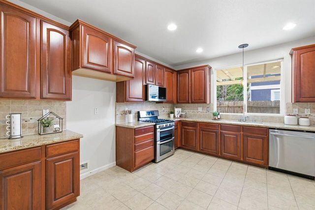 2842 Stonegate Dr, West Sacramento, CA 95691