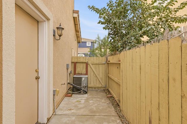 2842 Stonegate Dr, West Sacramento, CA 95691