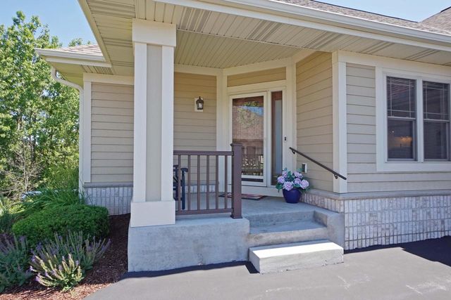 2914 W Villa DRIVE, Franklin, WI 53132