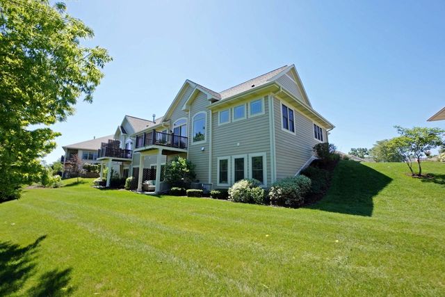 2914 W Villa DRIVE, Franklin, WI 53132