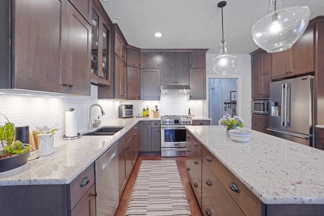 2914 W Villa DRIVE, Franklin, WI 53132