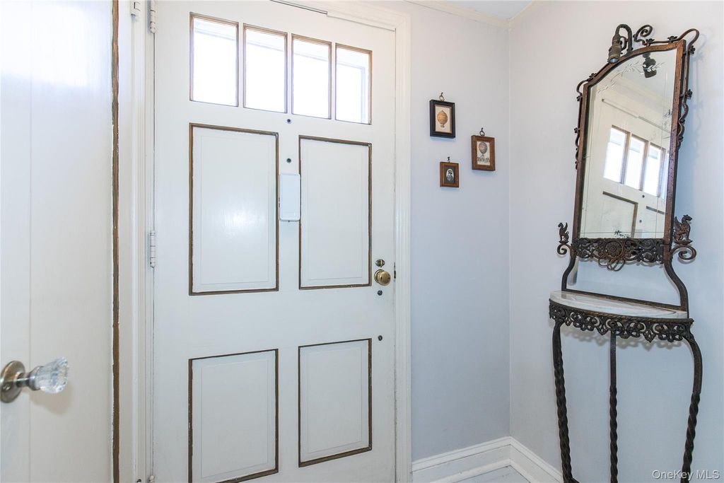 8 PLYMOUTH Road, Great Neck, NY 11023 — photo 3
