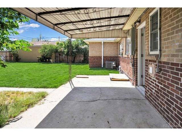 2270 Poplar St, Denver, CO 80207