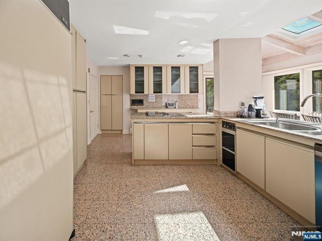 708 Ashmont Road, Franklin Lakes, NJ 07417