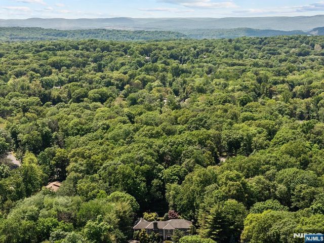 708 Ashmont Road, Franklin Lakes, NJ 07417