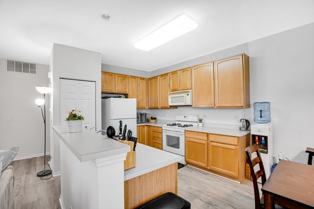 1877 CRENSHAW Circle 1877, Vernon Hills, IL 60061