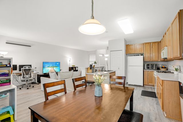 1877 CRENSHAW Circle 1877, Vernon Hills, IL 60061