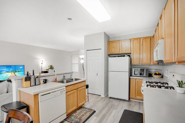 1877 CRENSHAW Circle 1877, Vernon Hills, IL 60061